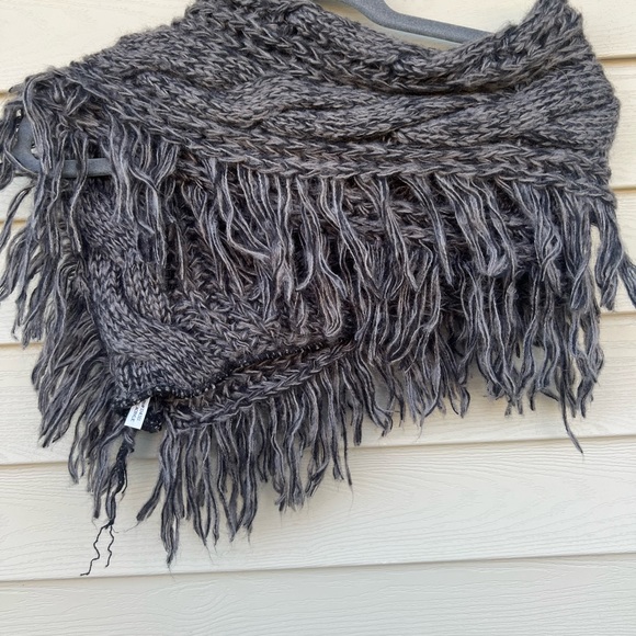 Woman’s Shoulder Warmer Scarf OS - Picture 2 of 3